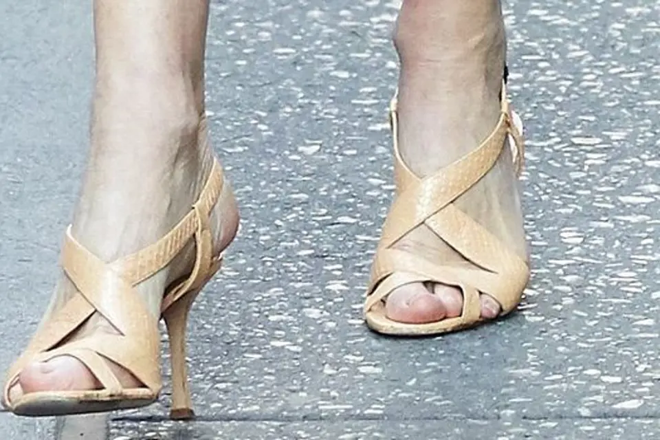 Anna Wintour si nechává šít sandálky od Manola Blahnika. Má je v několika barvách a s jinými modely neexperimentuje.