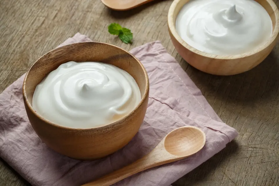 Bílý jogurt upravuje střevní mikroflóru.