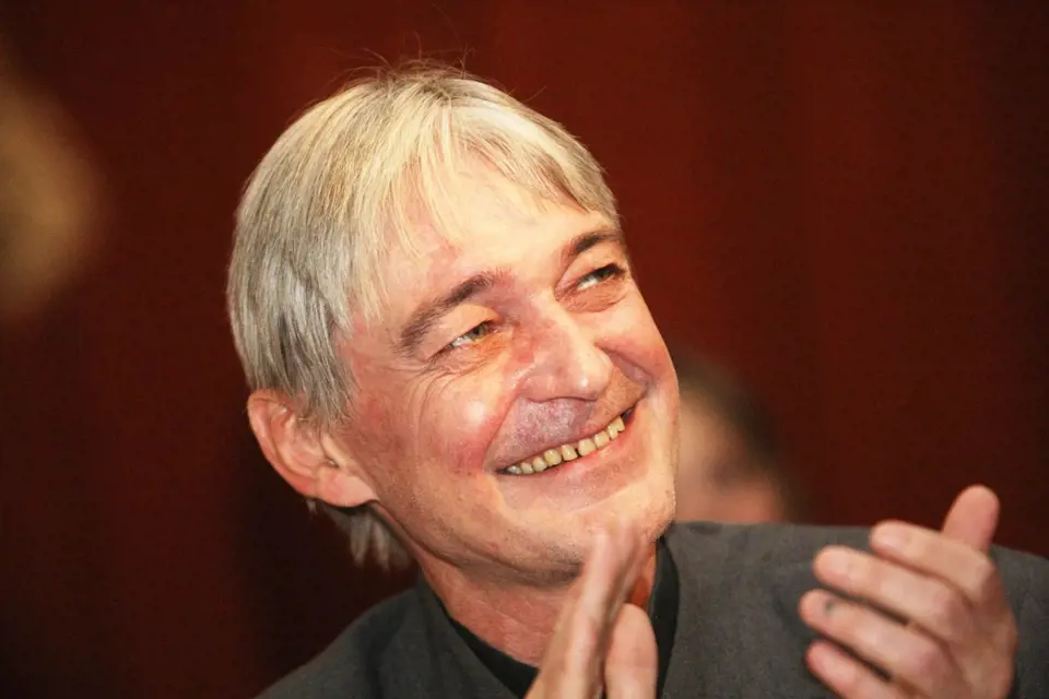 Vladimír Dlouhý zemřel na následky rakoviny.