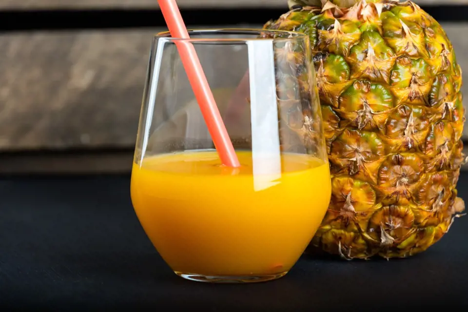 Ananasový džus je nejenom zdravý na pití, ale můžete jím také vybělit stařecké skvrny. Namočte do něj vatový tamponek a postižená místa jím jemně masírujte.