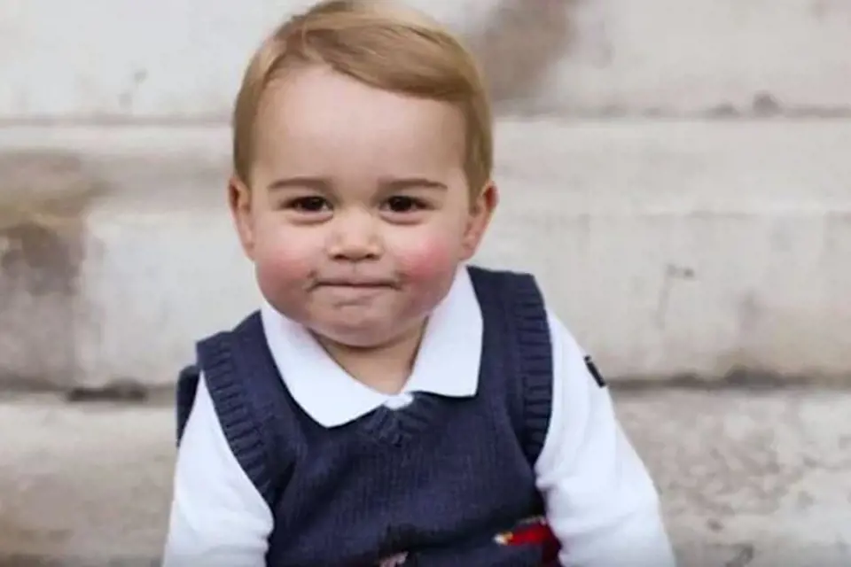 Prince George je synem Kate a Williama, následníka anglického trůnu. I on je možným budoucím králem Anglie.