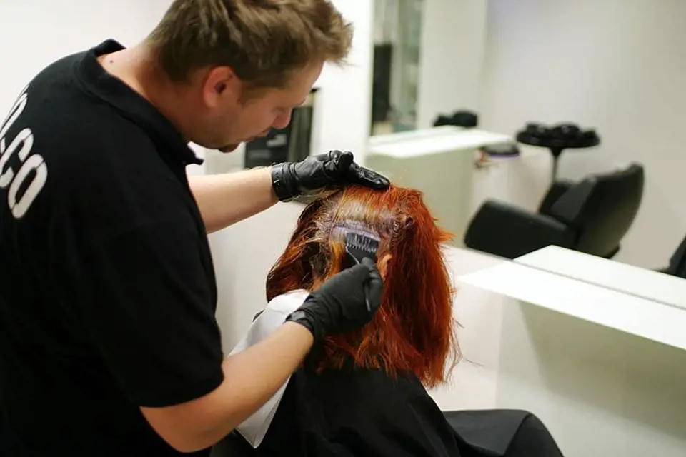 Kadeřník Jirka aplikuje barvu na vlasy 