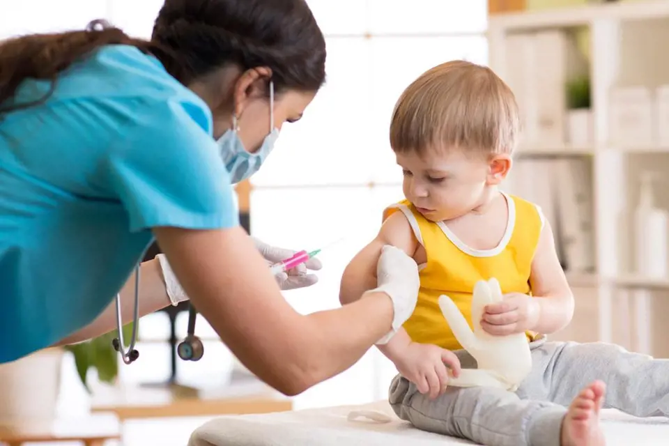 Ilustrační foto - Lékařka aplikuje vakcínu malému dítěti
