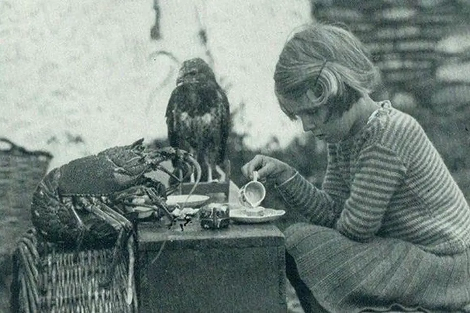 Ann Lockley si dává čaj o páté s jestřábem a humrem, Stockholm, 1938