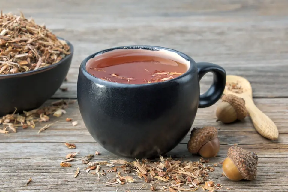 Čaj z dubové kůry se používá při průjmu, žaludečních a střevních katarech. 