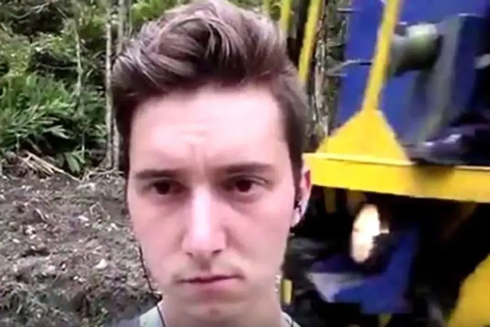 Jared Michael si chtěl zřejmě pořídit unikátní selfie s projíždějícím vlakem těsně za svými zády. Bohužel ale stál příliš blízko a strojvedoucí vlaku měl dojem, že jej vlak srazí. Pokusil se tedy nešťastníka odkopnout...