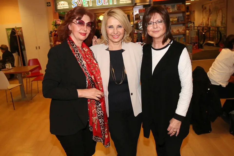 Saskia Burešová s bývalými kolegyněmi