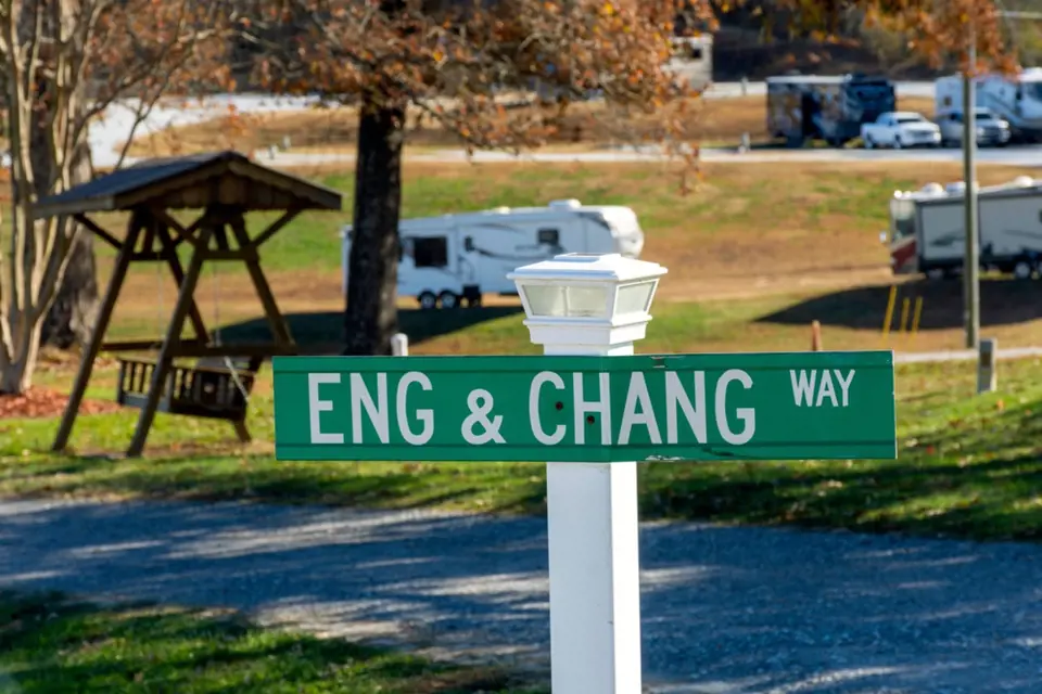 Jedna z cest v Severní Karolíně nese dodnes jméno slavných siamských dvojčat.