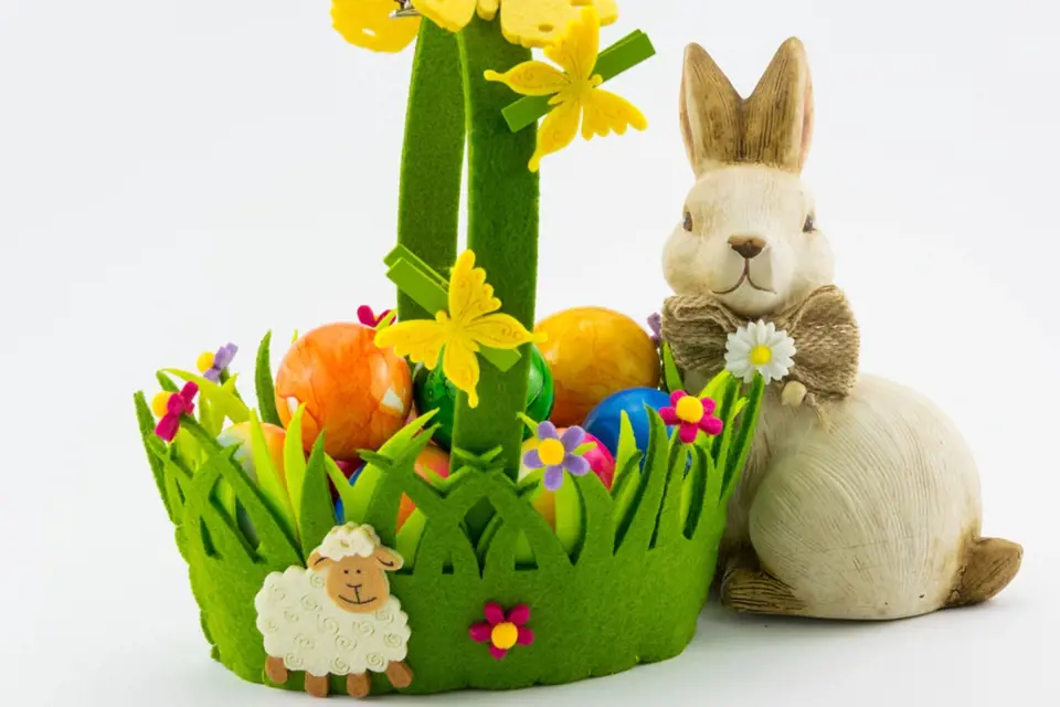 Zajíčci, králíčci a další mláďata jsou typickou velikonoční dekorací.