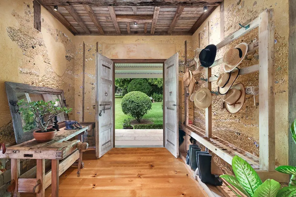 Dům v Austrálii je oázou klidu. Je zařízený ve venkovském stylu, pohrává si s "nedbalou elegancí", sází na přírodní materiály a je velkorysý na prostor.