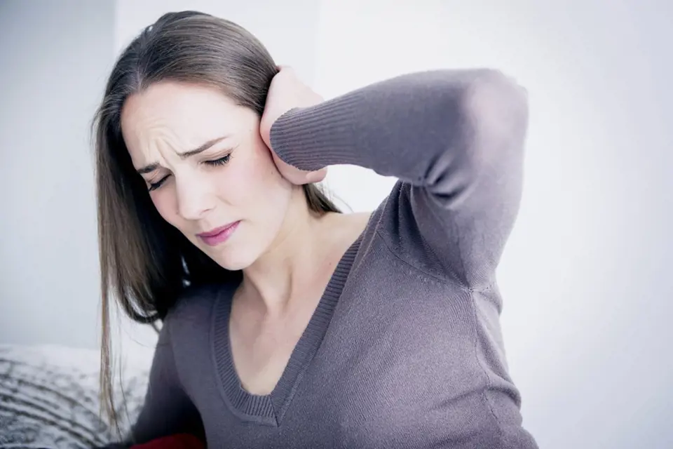 Hučení v uších je jedním z příznaků "zašpuntovaných" uší.