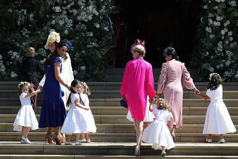 Příchod Kate a dalších členek královské rodiny.