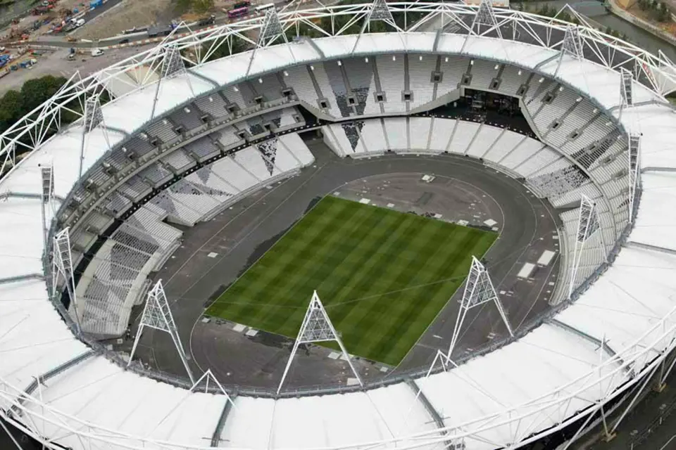Stavba olympijského stadionu pro 80000 diváků stála 550 milionů liber (přes 16 miliard korun). 