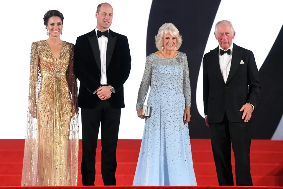 Doprovodili ji princ William, princ Charles a Camila.