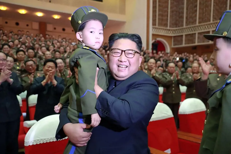 Kim Čong-un vlastní děti tají, ale rád se fotí s cizími.