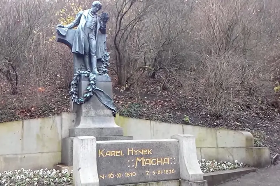 Pomník Karla Hynka Máchy na Petříně