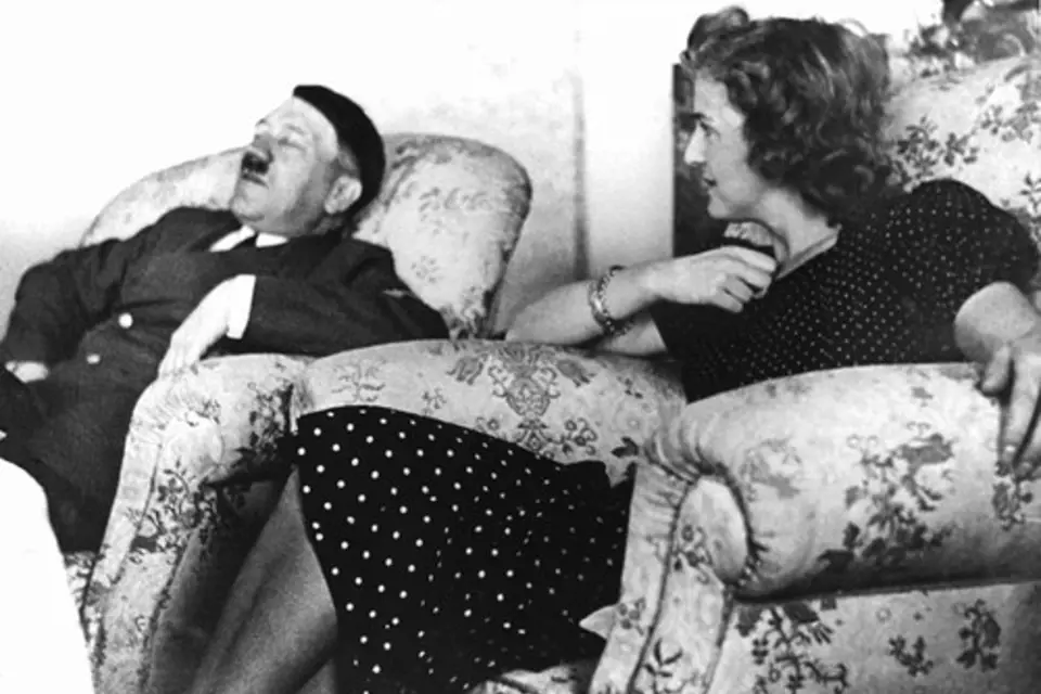 1. května 1945 vyšly zprávy, že Adolf Hitler a jeho milenka Eva Braunová spáchali sebevraždu