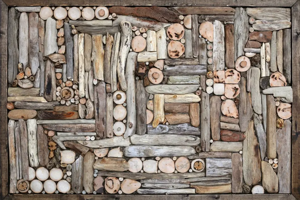 Mozaika z naplaveného dřeva.
