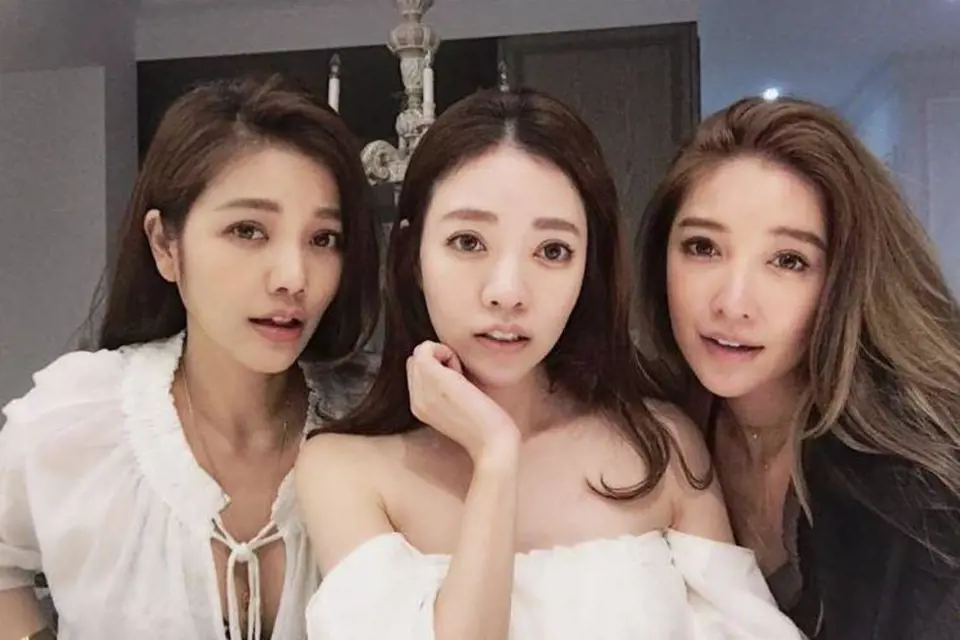 Lure Hsu (vlevo) a její sestry - FayFay (40), která je matkou dvou dcer (8 a 10 let) a Sharon (36).