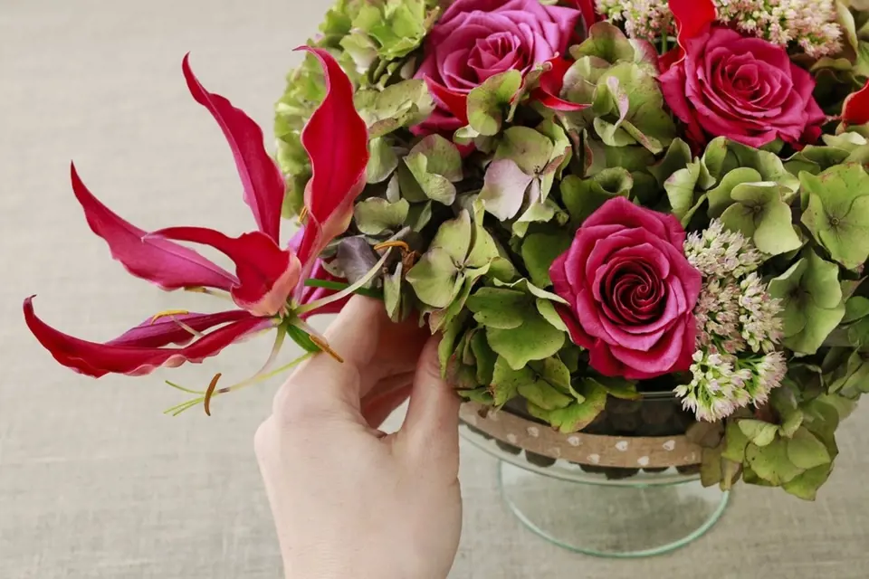 Gloriosa je atraktivním doplňkem květinových aranžmá.