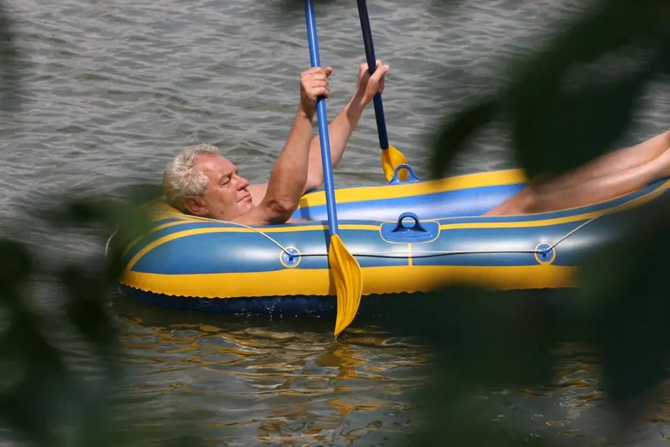Miloš Zeman si plavby na člunu na své chalupě užívá každý rok.