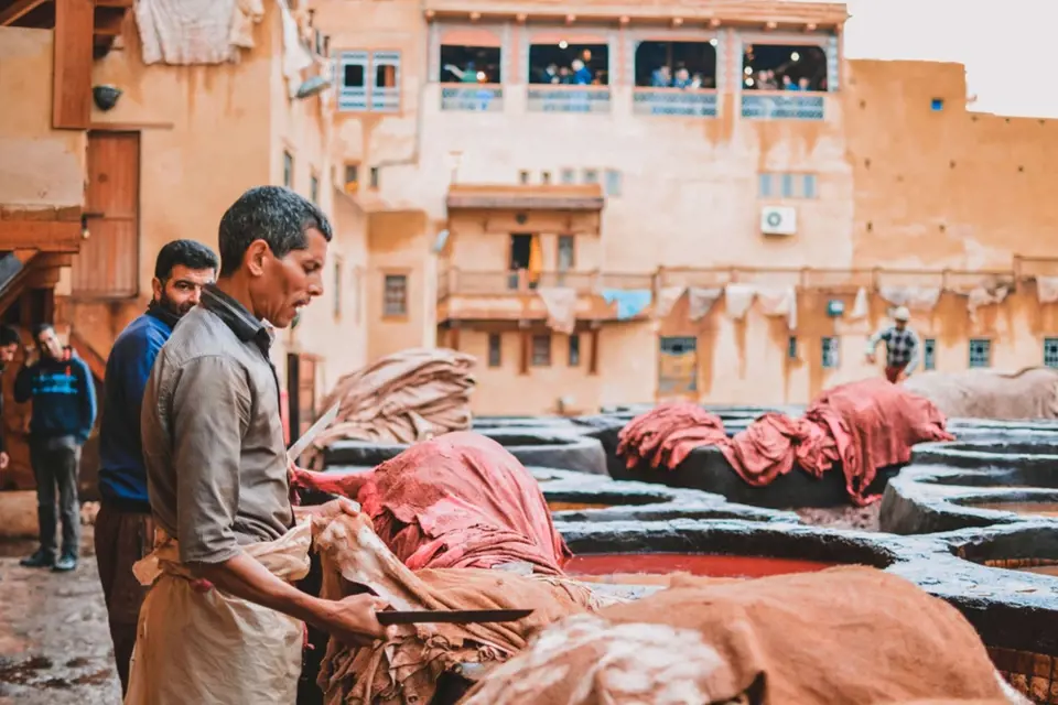 Tradiční postup koželužství se dodnes drží v Maroku.