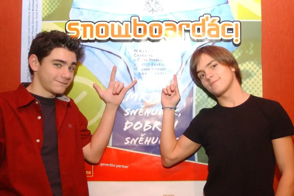 Jirku Mádla jsme poprvé zaznamenali v roce 2004 v teenagerské komedii Snowboarďáci, kde si zahrál po boku stejně mladého a bláznivého Vojty Kotka