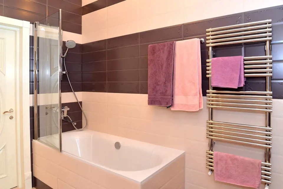 Žebříkové vytápění koupelny poslouží i k sušení ručníků.