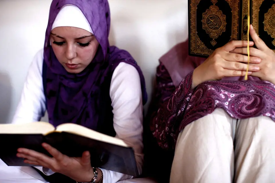 Bosenské muslimky čtou v koránu (Zenica , město ve střední Bosně).