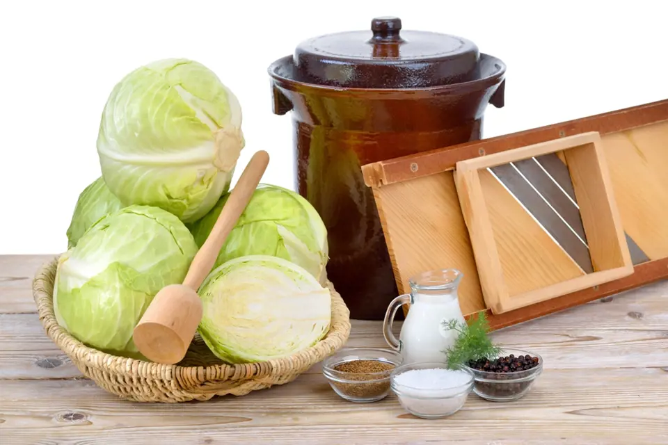 K nakládání zelí je třeba vhodná nádoba, kruhadlo a sůl, tlouk a další koření se také hodí