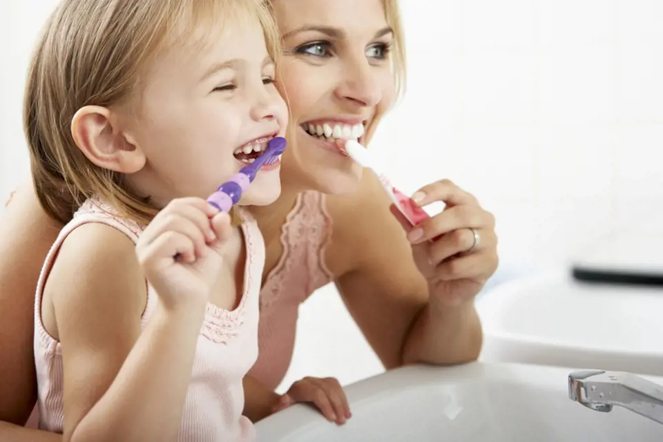 Základem je správná ústní hygiena.