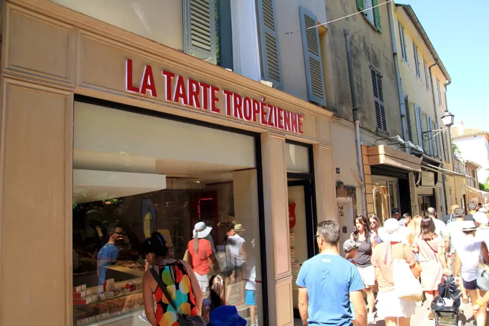 Turisté před slavnou cukrárnou La Tarte Tropezienne v Saint-Tropez, Provence.