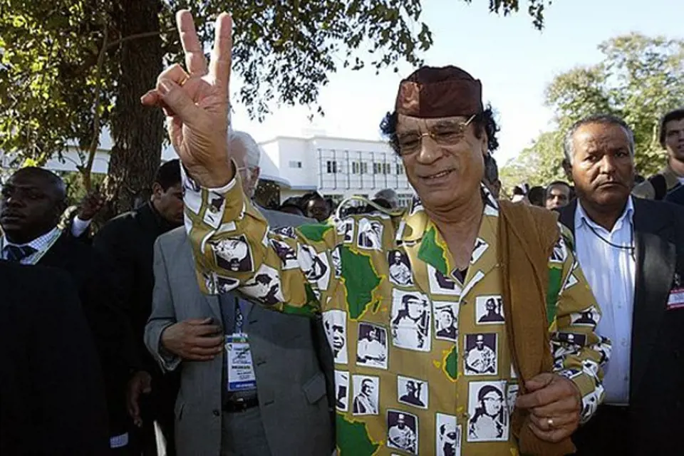 Jedna z košil, které si Kaddáfí nejspíš navrhl sám.