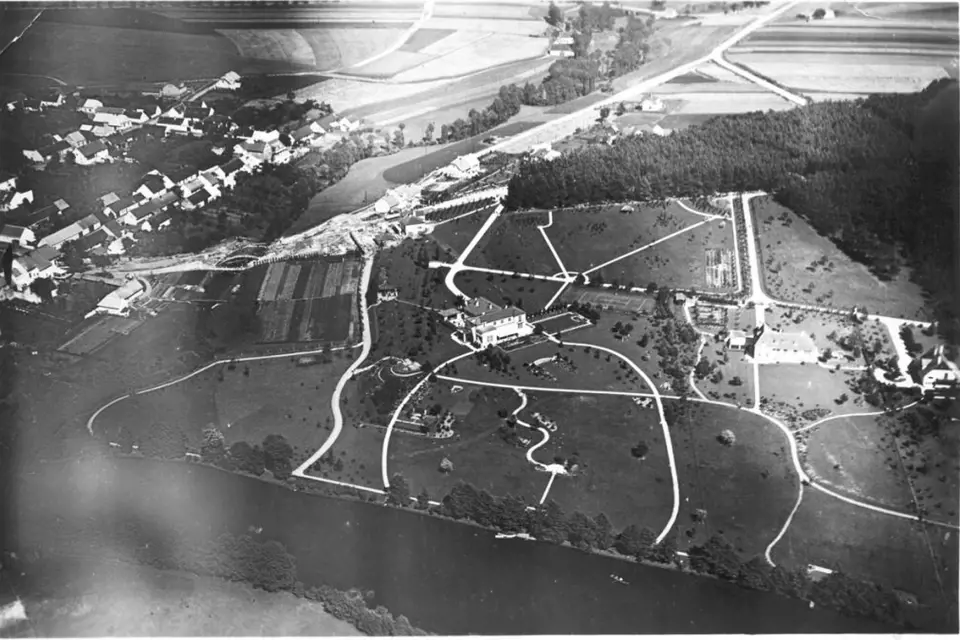 Letecký pohled na celý pozemek pro tři vily z roku 1937