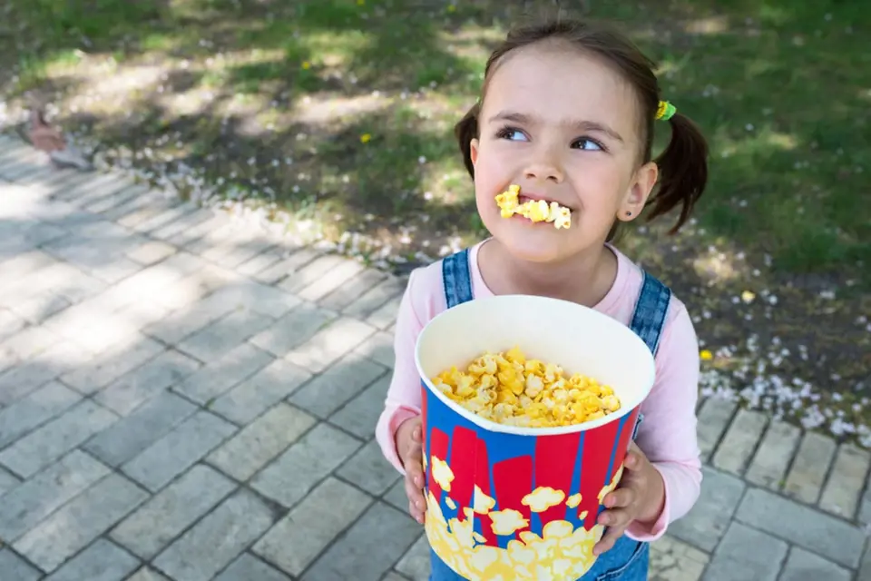 Děti popcorn milují, dokud se neprosolí a nepřidá se máslo, je zdravý.