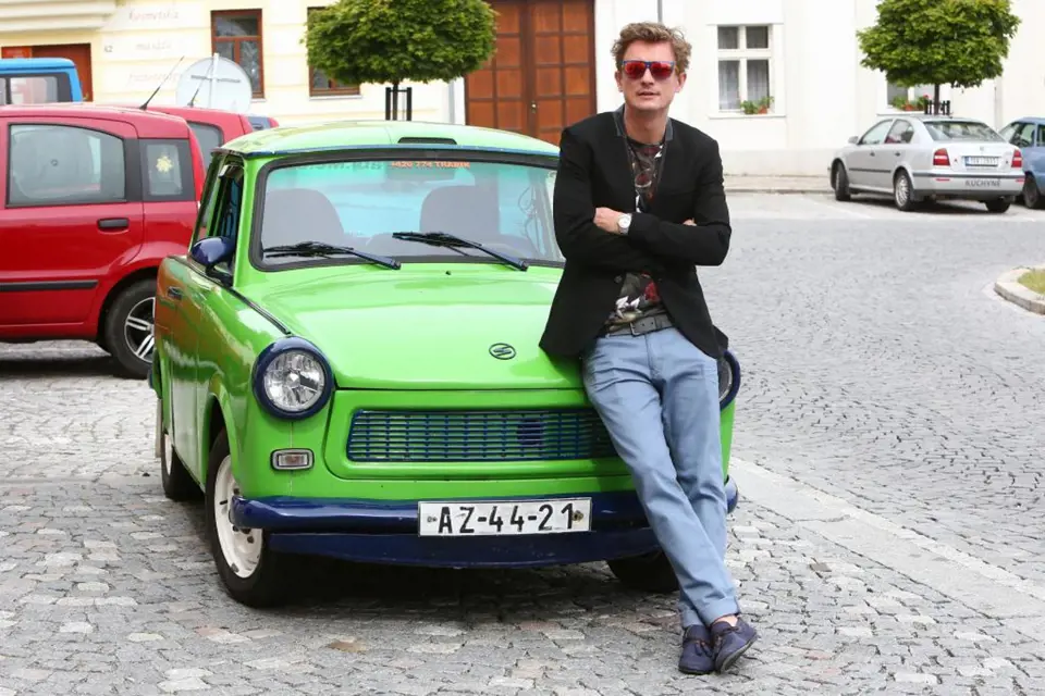 Tomáš Měcháček, který se proslavil v reklamě na banku, má v seriálu parádní bourák v podobě zeleného trabanta.