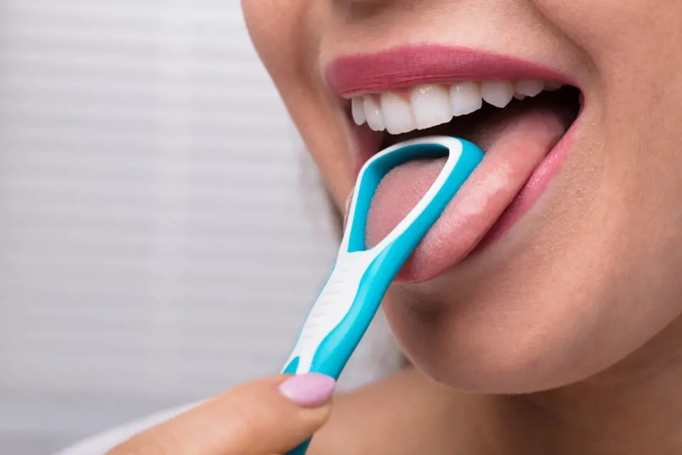 Škrabka na jazyk by se měla používat dvakrát denně po každém čištění zubů