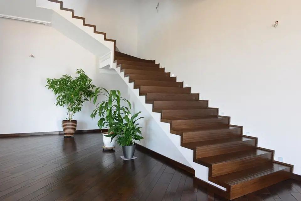 Toto betonové schodiště je nádherně a designově velmi čistě obložené dřevem a vytváří dominantu prostoru. Chybí zde však vnější zábradlí kvůli bezpečnosti, takže bychom toto schodiště nevolili pro rodinu s malými dětmi. Foto: Shutterstock.com...