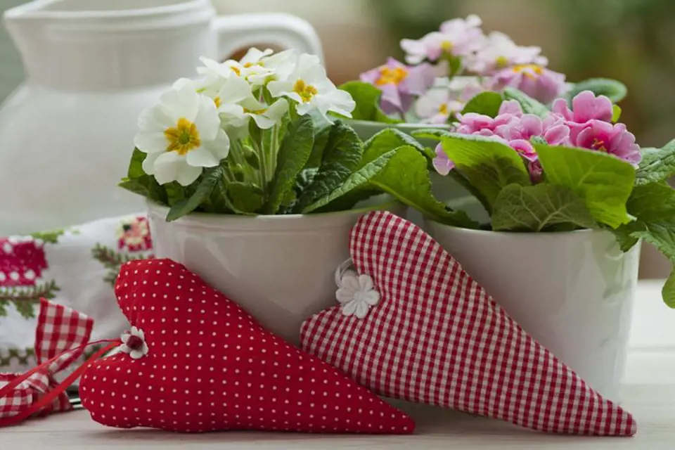Látková srdíčka jsou něžnou jarní dekorací i milým dárkem ke Dni matek.
