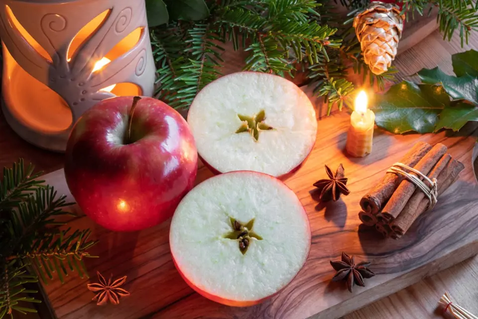 Rozkrojené jablíčko s hvězdičkou uprostřed věstí zdraví v nastávajícím roce.