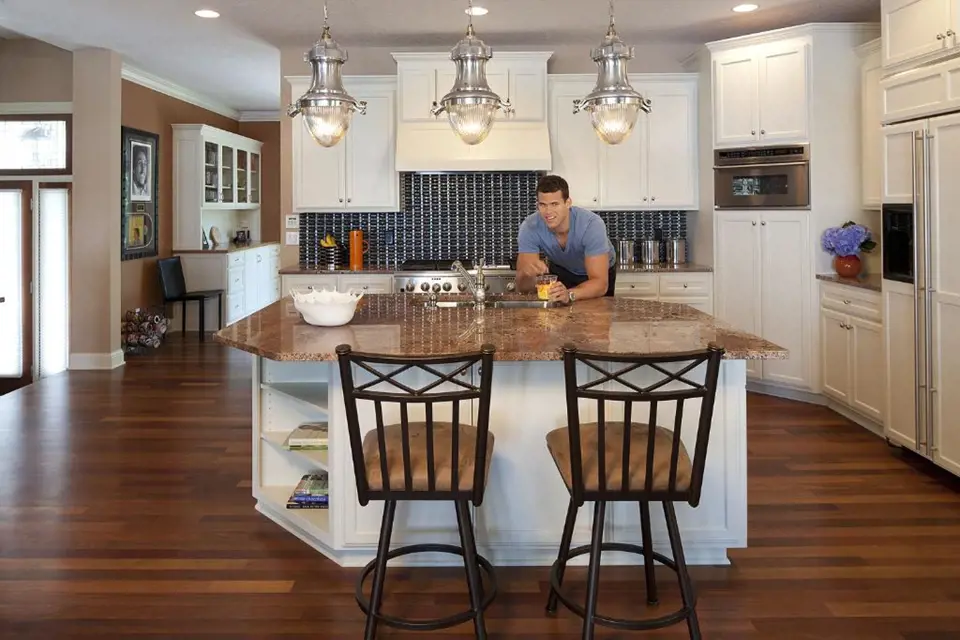 Kuchyni má Kris Humphries zařízenou v retro stylu