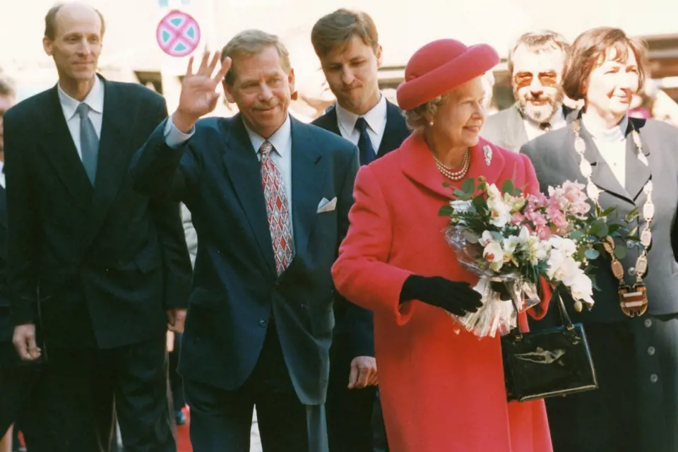 Královnu při návštěvě České republiky doprovázel Václav Havel. 