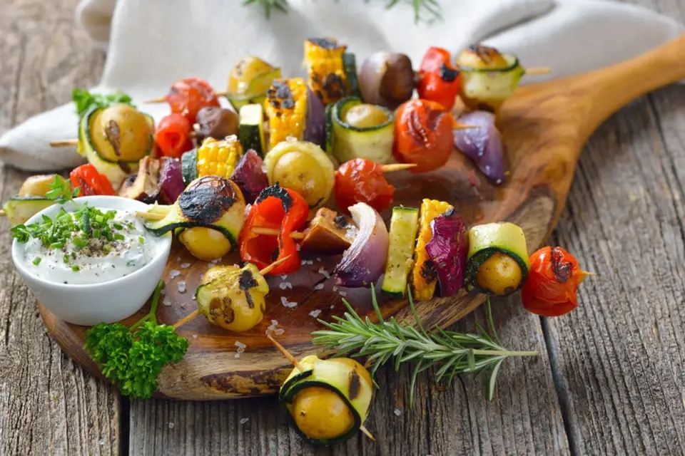 Pestrý zeleninový špíz a dip s bylinkami potěší nejen labužníky dbající na zdravý jídelníček