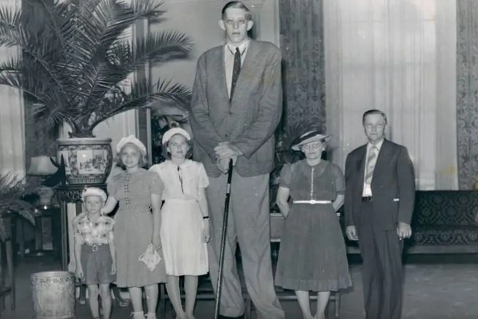 Robert Pershing Wadlow se svými rodiči a sourozenci.