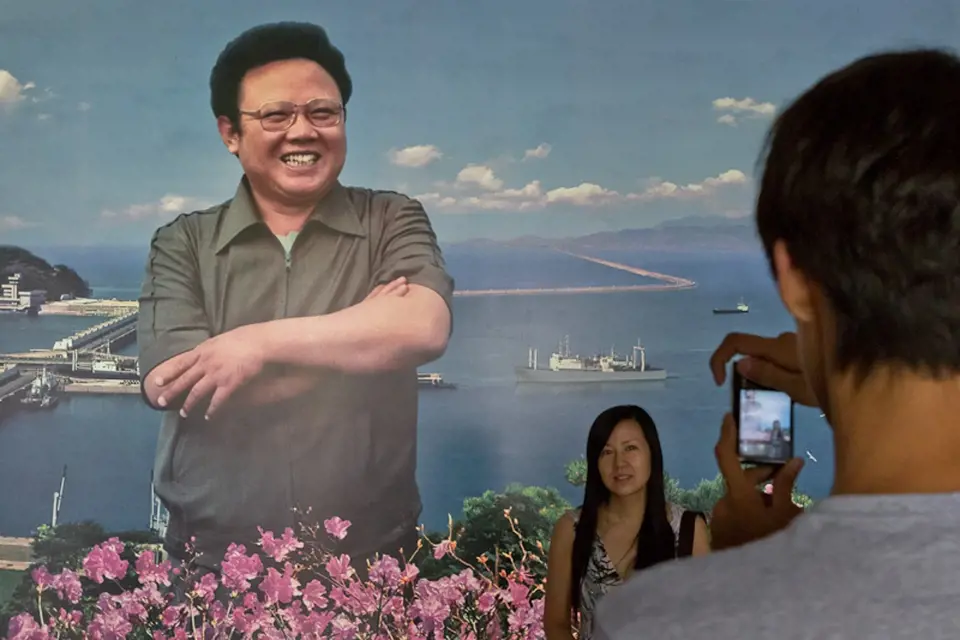 Pro turisty je fotka s Kimem nezbytná. Zde je Kim zachycen u přehrady Západního moře v Nampho.