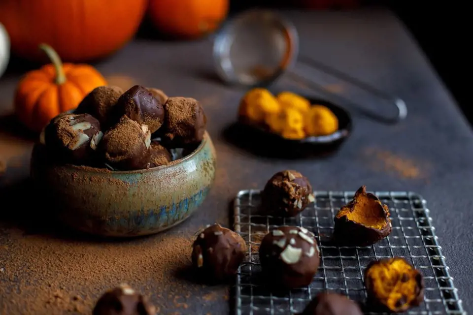 Kousky kandované dýně můžete obalit v čokoládové polevě a přidat oříšky nebo mandle