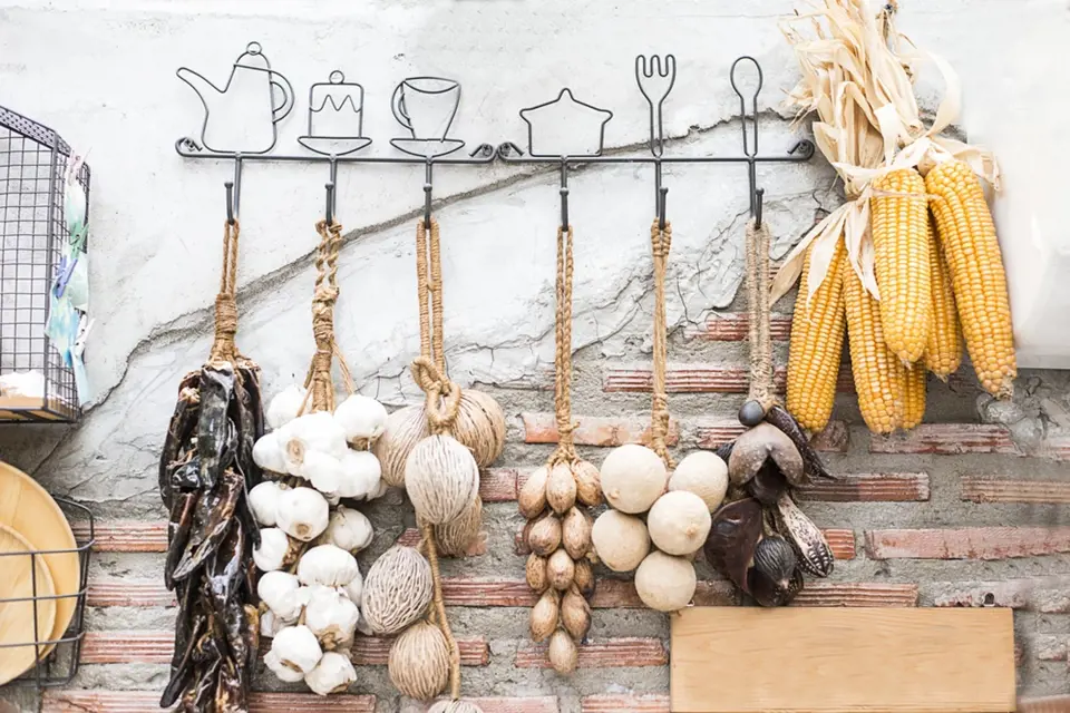 Česnek, cibule, papriky, kukuřice - praktické skladování i dekorace v jednom.
