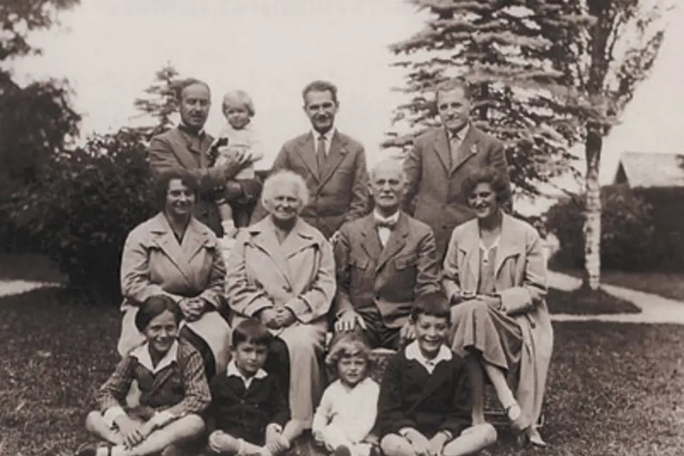 Rodina Kolbenů na zahradě vily ve Weissenbachu, kolem r. 1928