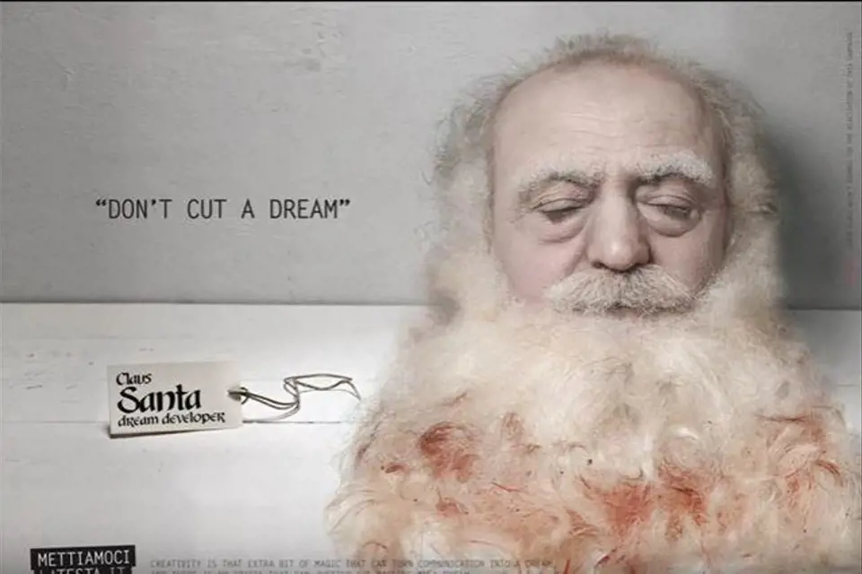 Totéž platí o této tomto počinu: Hlava Santa Klause s nápisem neodřízni se od svých snů