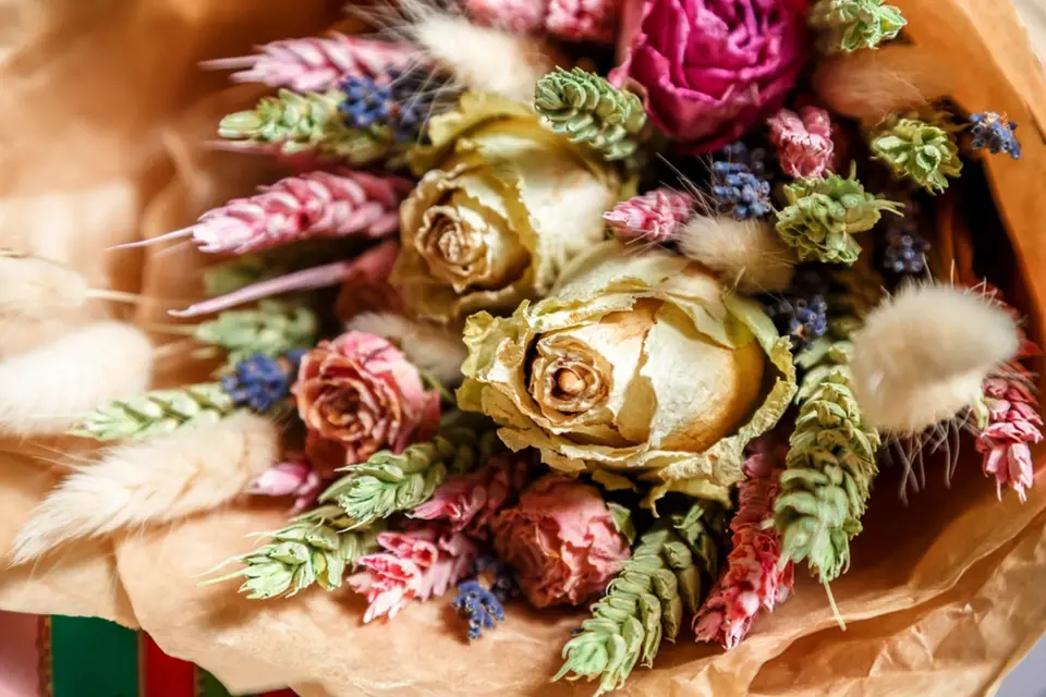Kytice z usušených květin.